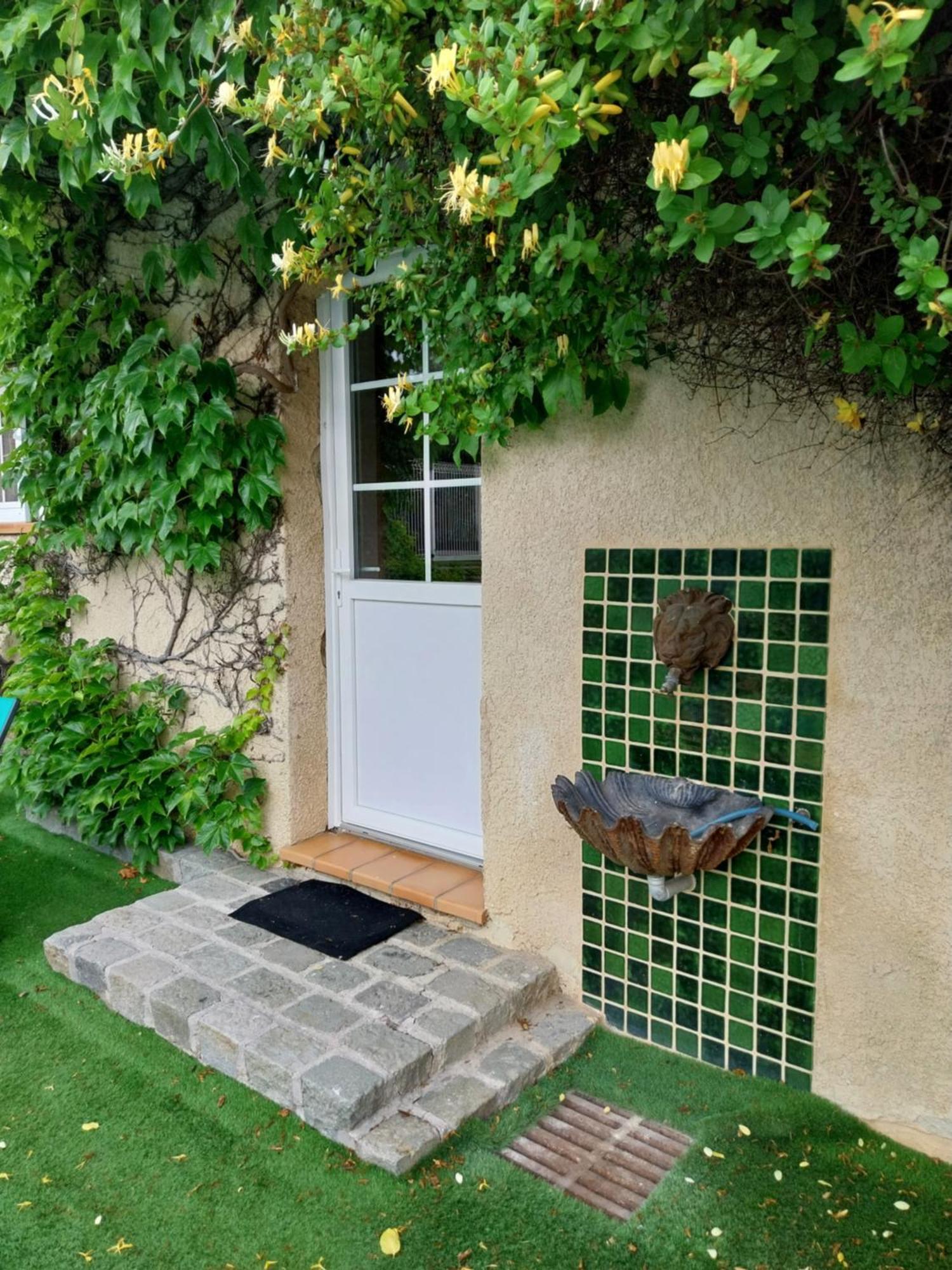 Superbe Grand Studio Tout Confort Avec Exterieur Poussan Eksteriør billede
